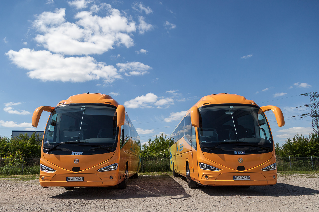 Pomarańczowe autokary Irizar, którymi jeździmy w Alpy