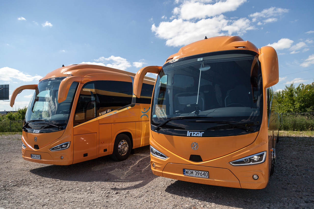Pomarańczowe autokary Irizar, widok z boku i z przodu