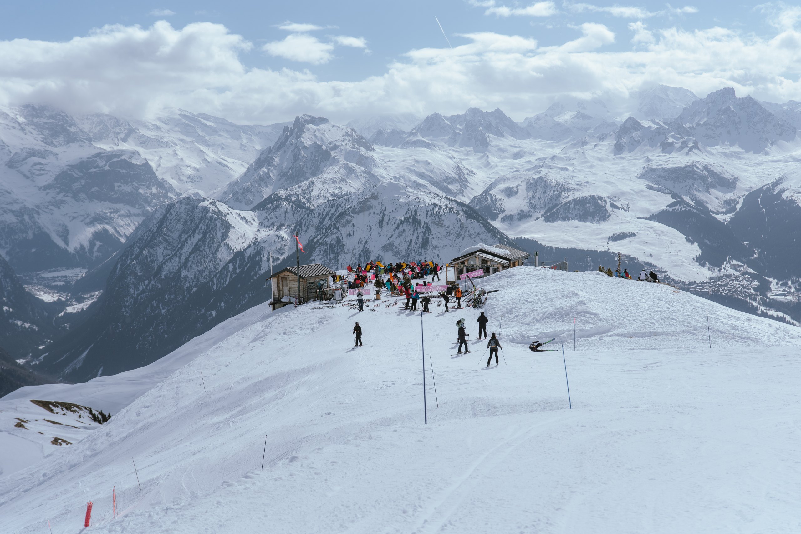 Osoby na stoku w La Plagne, przy górnej stacji wyciągu
