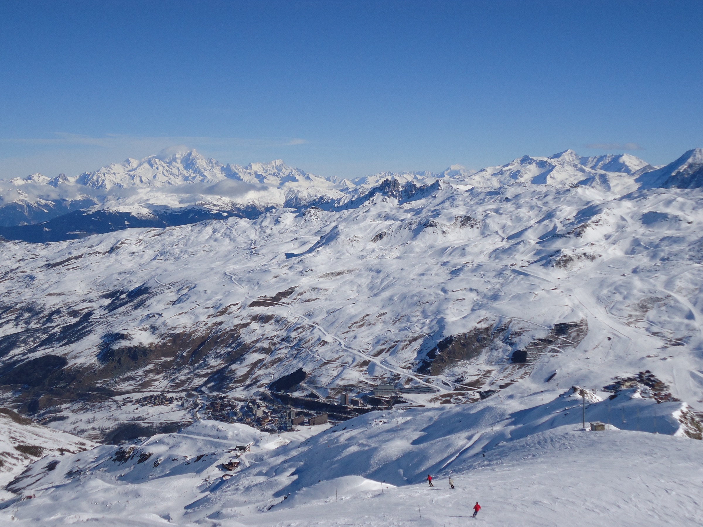 Panorama z Pointe de la Masse: Les Menuires i masyw Mont Blanc. Zdjęcie: Minimatt, CC BY-SA 3.0